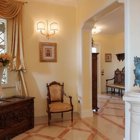 Elena Villa *