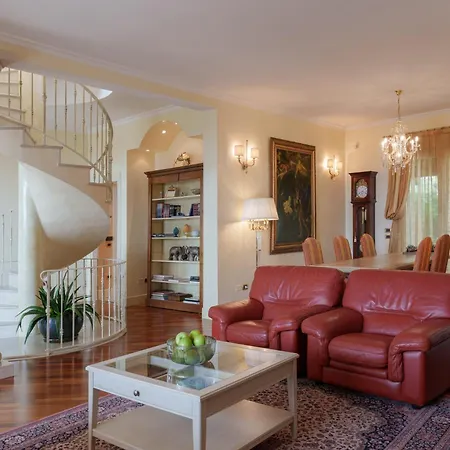 Elena Βίλα Moniga del Garda